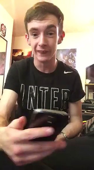 Un homme atteint du syndrome de gilles de la tourette essaye de lire une comptine