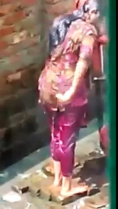 Desi Larki Naha Rahi Hai - Village Girl