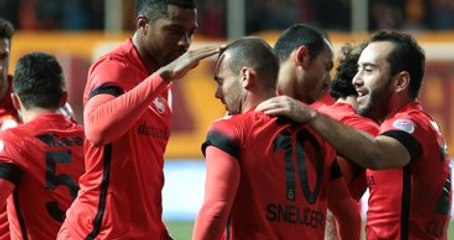 Galatasaray Kadro Dışı Bıraktığı Oyuncuları Göndermek İçin Uğraşıyor