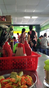 ăn sáng uống cà phê nhâm nhi nhìn những chú chim đang hót ...hội chơi chim quận Tân Bình