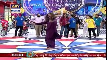 watch how pakistani men perform amazing dance in Jeeto Pakistan