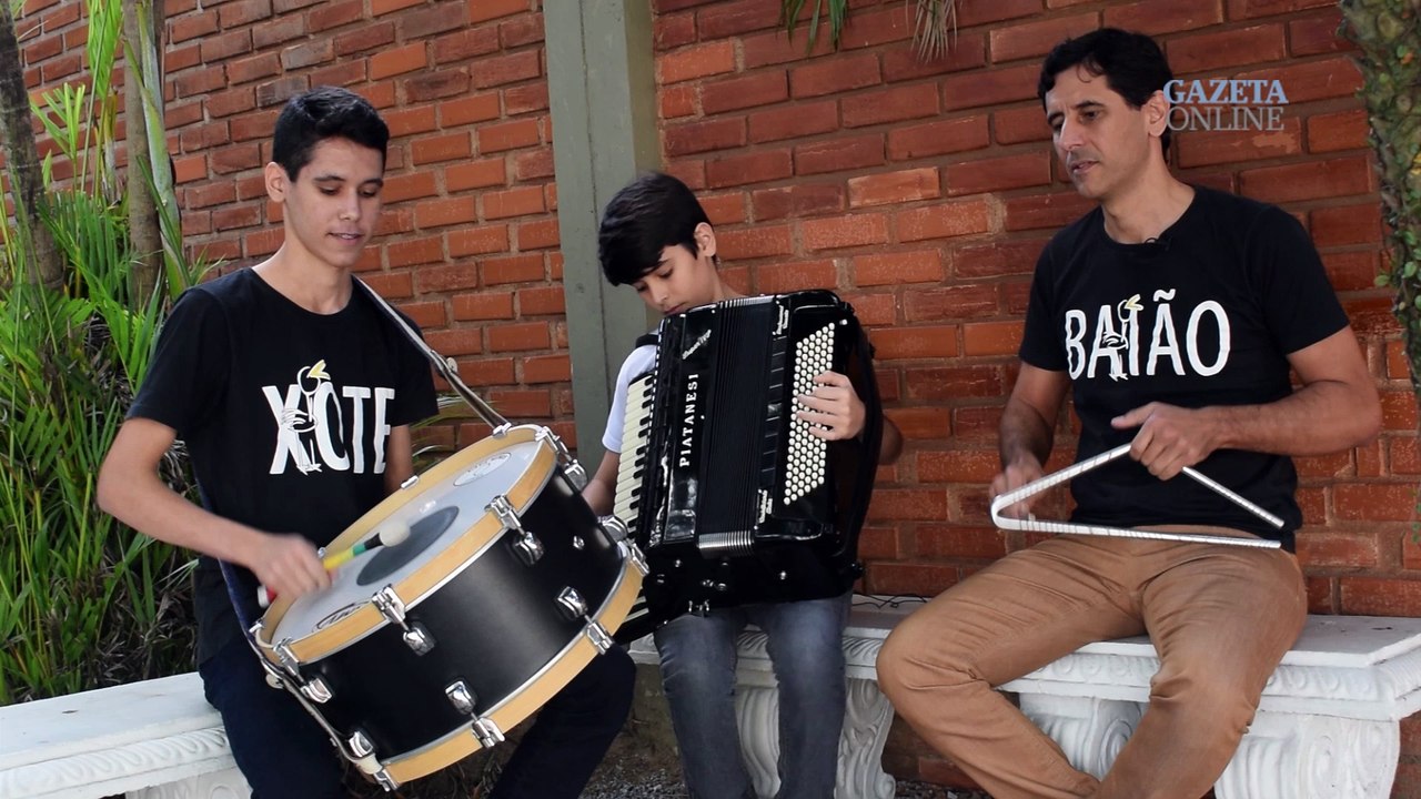 Menino de 13 anos impressiona tocando sanfona