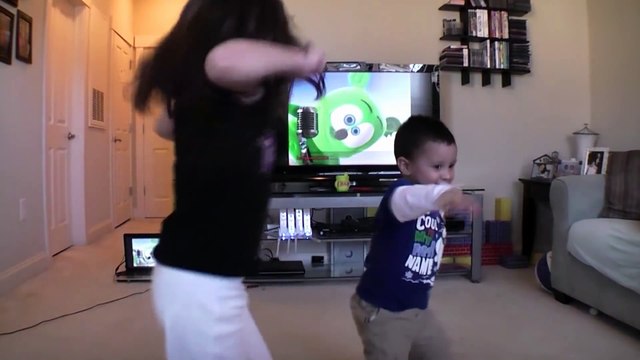Kids Dancing & Making Funny Faces to Hit Songs