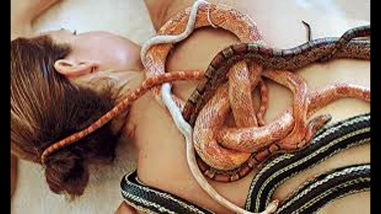 Girls messaj by snakes...Very amazing