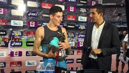 Pierre-Ambroise Bosse amène son chat en pleine interview