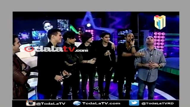 El grupo CNCO enseña a Irvin Alberti como darían una serenata-Chevere Nights-Video