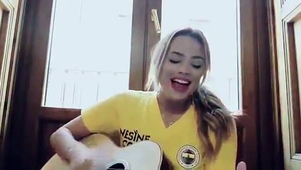 FENERBAHÇE İÇİN ŞARKI SÖYLEYEN GÜZEL TURİST-Amatör-Sesler-Official-