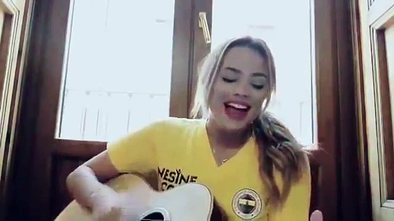 FENERBAHÇE İÇİN ŞARKI SÖYLEYEN GÜZEL TURİST-Amatör-Sesler-Official-