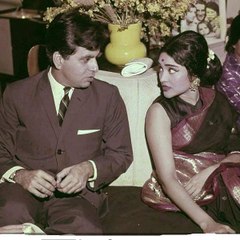 Nain lad jai hain to man wah ma kasik hoi be kari=1961