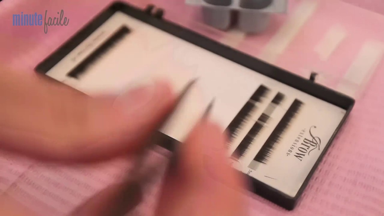 Beauté mode : Poser une extension de sourcils pour rajeunir le regard