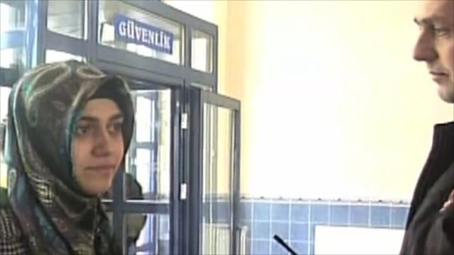 تركيا تسمح لموظفات الأمن بارتداء الحجاب