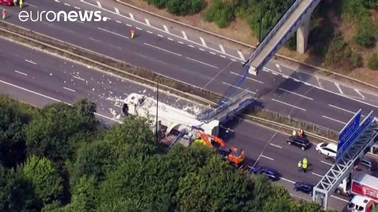 Regno Unito: camion urta ponte su autostrada, crolla la struttura