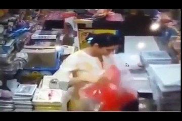 Tải video: آج کل فیشن ایبل لڑکیاں اپنی ادائیں دکھا کے لوٹ رہی ہیں لوگوں کو ویڈیو دیکھ کے شیئر ضرور کریں -