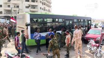 Rebeldes y sus familias evacuan la ciudad siria de Dayara