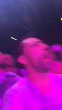 ZAZIE qui assiste à son propre concert !!! elle a fait monter une fan la remplacer chanter pour reprendre son souffle et j'ai eu la chance et le privilège qu'elle soit descendue juste à côté de moi,génial ...