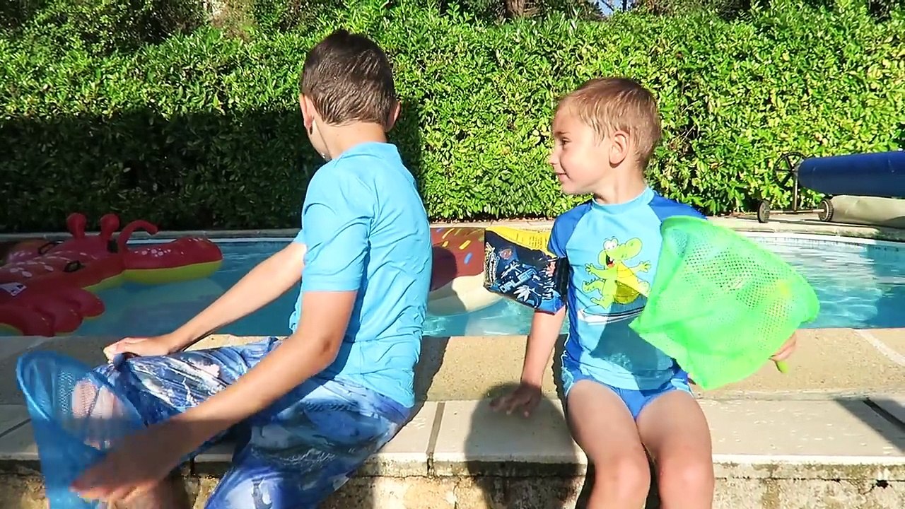 PÊCHE AUX SURPRISES DANS LA PISCINE - Surprises et Bonbons Cachés dans la piscine -)