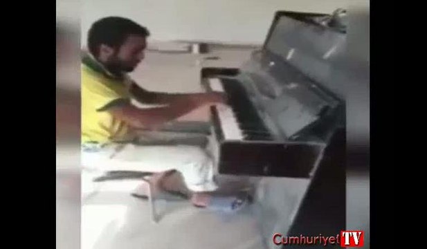 Piyano çalan inşaat işçisi kendine hayran bıraktı