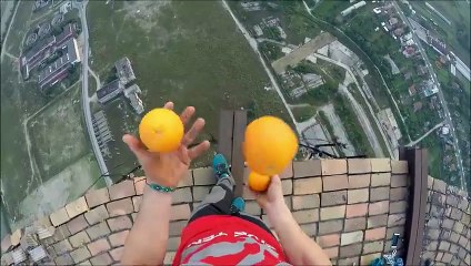 Sans aucune sécurité, il fait du monocycle sur le bord d'une cheminée à 256 mètres de haut.