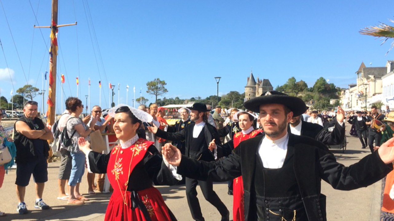 Défilé des bagads sur le port de Pornic