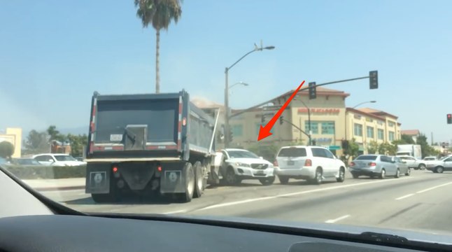Un camion-poubelle perd le contrôle et percute plusieurs véhicules !
