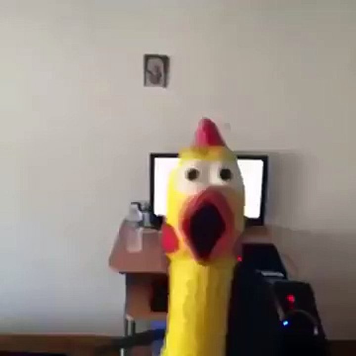 Un homme met la tête d'un poulet en plastique dans un ventilateur.