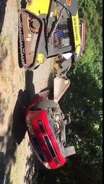 Un papa détruit la voiture de sa fille