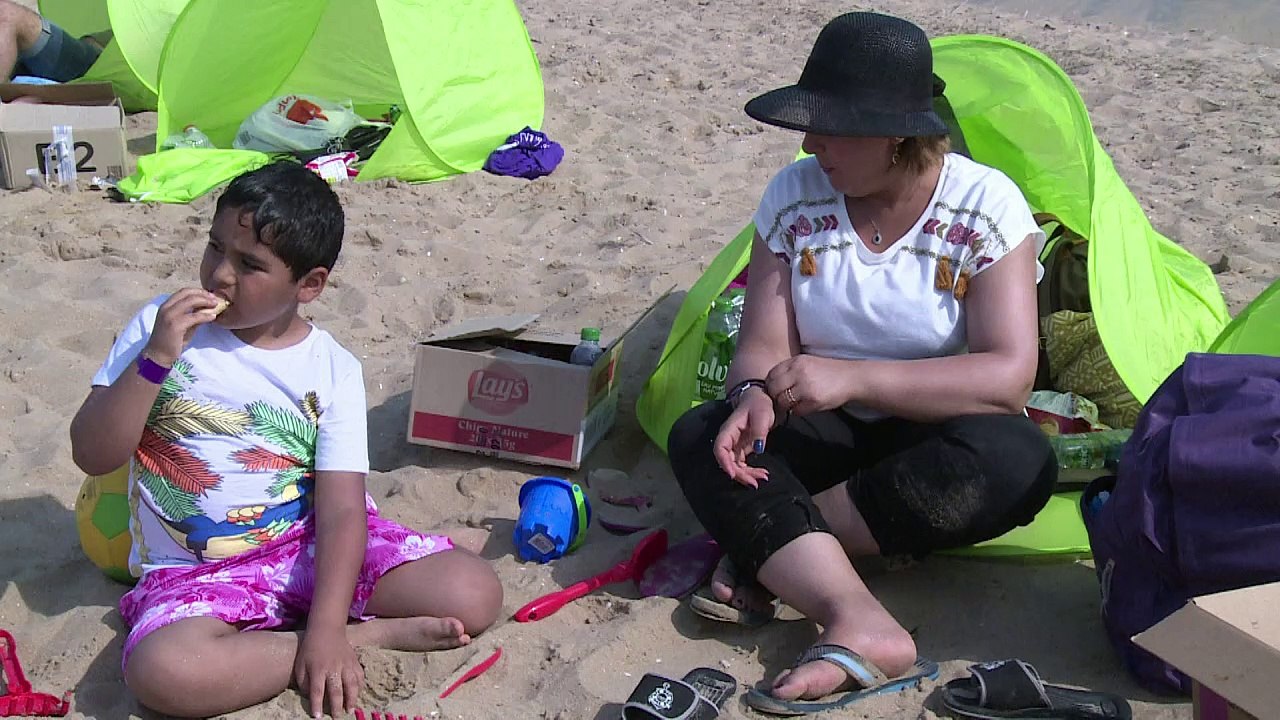 Cabourg: un jour à la plage pour une famille irakienne réfugiée