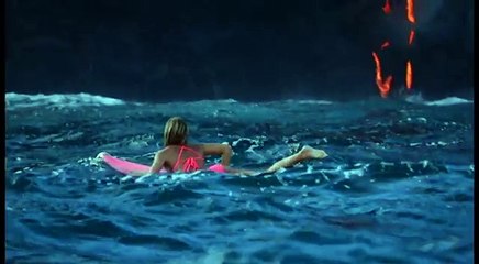 Elle surfe face à un volcan en éruption à Hawaï !