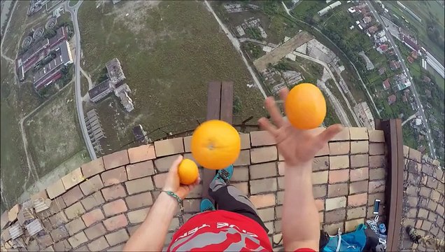 Un Roumain fait du monocycle sur le bord d’une cheminée à 256 mètres de haut sans sécurité