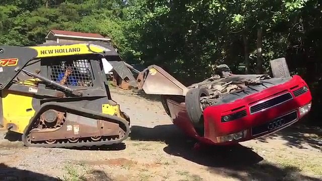 En colère, il détruit complètement l'Audi A4 de son fils !