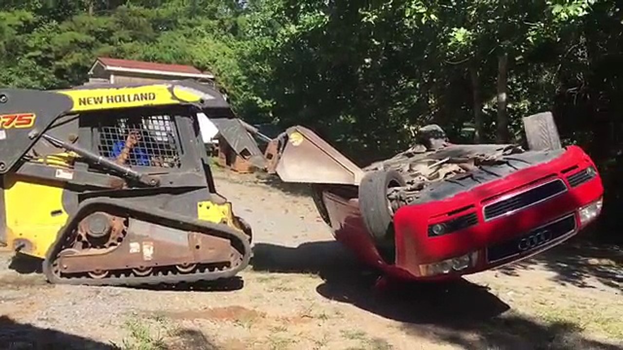 En colère, il détruit complètement l'Audi A4 de son fils !