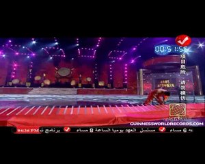 #الموسوعة | الرجل الناري رجل يستطيع ان يمشي وجسدة مولع نااااااااار