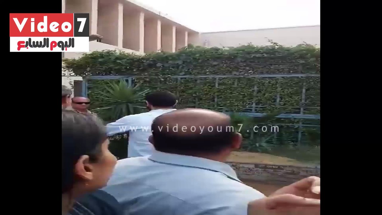 لحظة الإفراج عن الصحفى عمرو بدر من قسم ثان شبرا الخيمة بالقليوبية