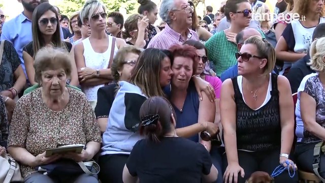 Terremoto Pescara del Tronto, il cane saluta il padrone morto tra le macerie
