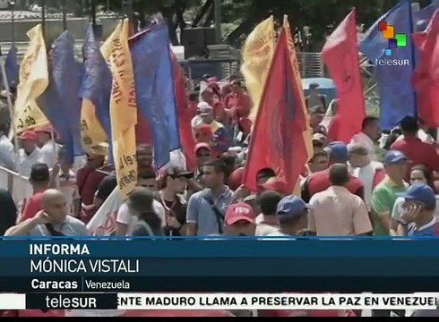 Marchan venezolanos en defensa de su Revolución Bolivariana