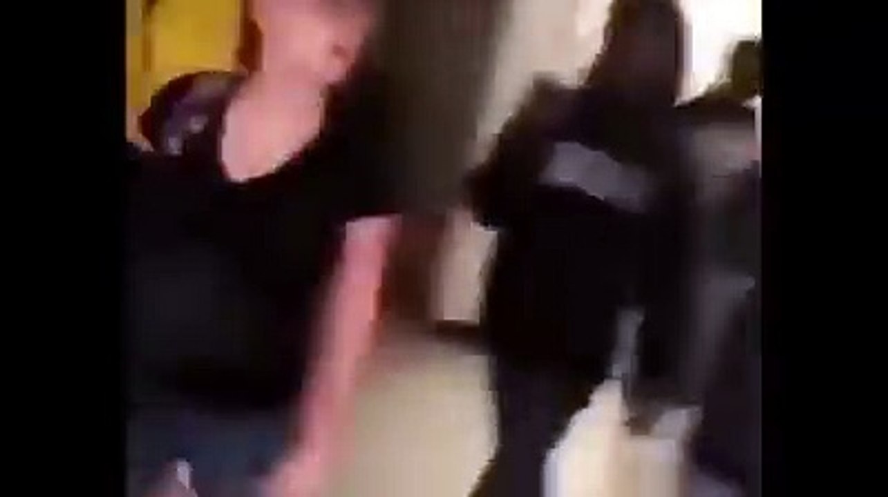 Kız Kavgasını Ayıran Güvenlikçi