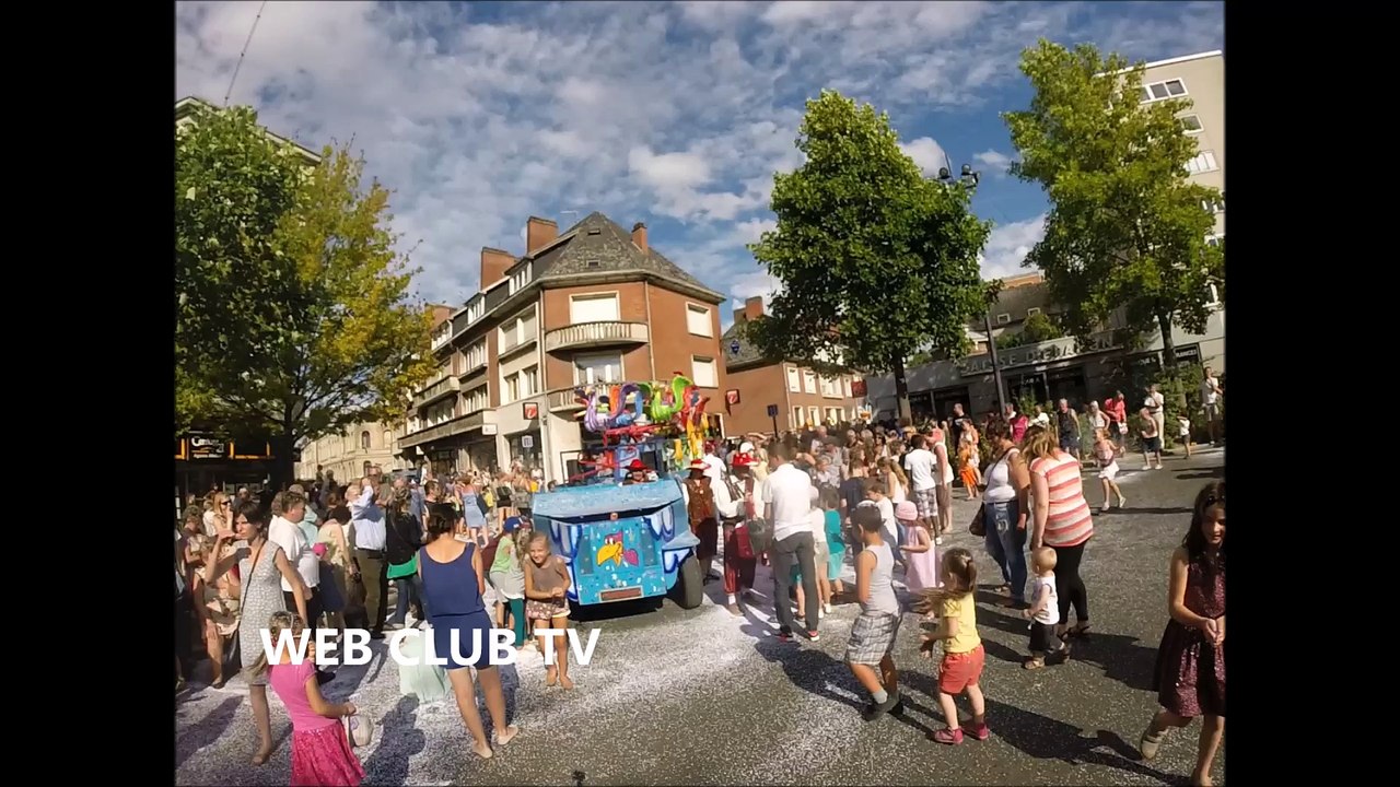 Quand les Enfants  s'amusent aux Confettis Avant que sa démarre   Les folies de binbin de valenciennes 2016