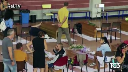 Ce chien refuse de quitter le cercueil de son maître mort dans le séisme en Italie