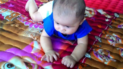 Bayi Belajar Merangkak 5 Bulan
