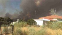 Vuelven los medios aéreos para trabajar en incendio Castillo de las Guardas (Sevilla)