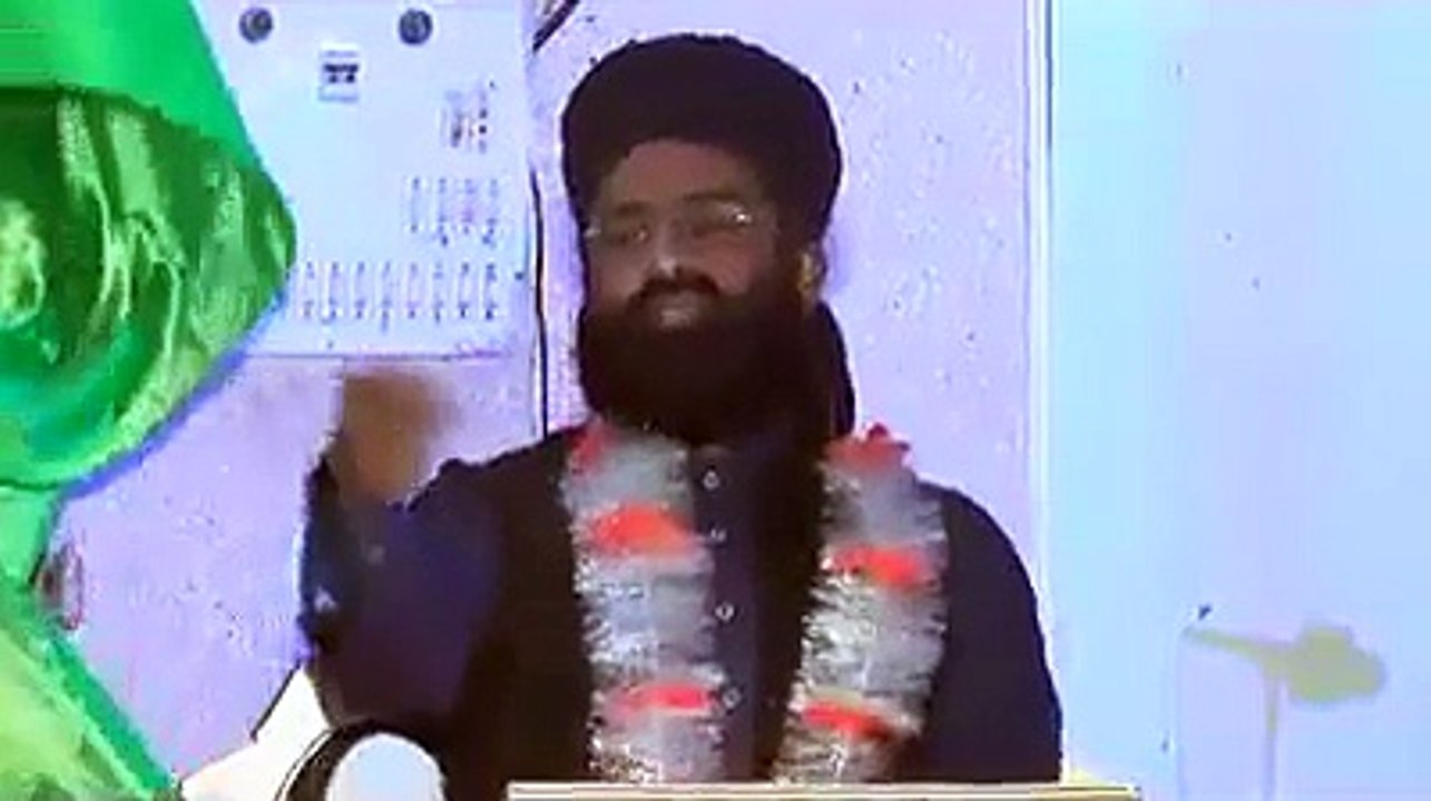 Molvi Abusing Nawaz Sharif And Altaf Hussain While Sitting In Mosque