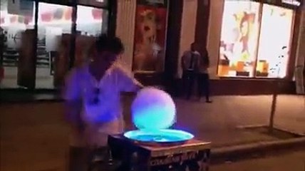 İşini severek yapan pamuk şekerci