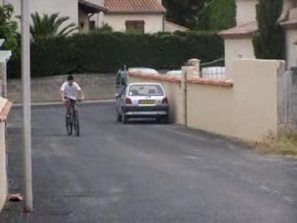 cris perd sa roue avant velo cabre chute