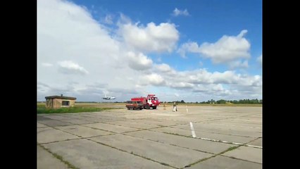 Проход на сверхнизкой высоте штурмовика Су-25 над Луцким военным аэродромом