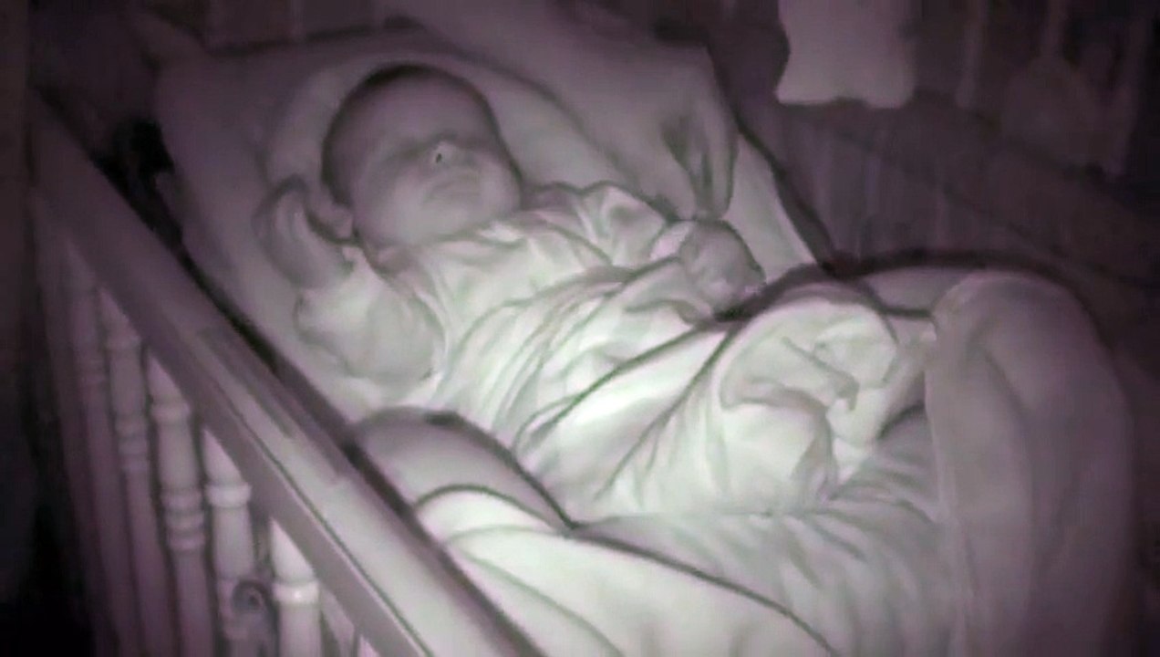 Regardez la réaction de ce bébé quand papa lui tire le bras. ahaha