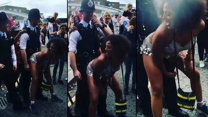 Cette fille twerk devant un policier anglais