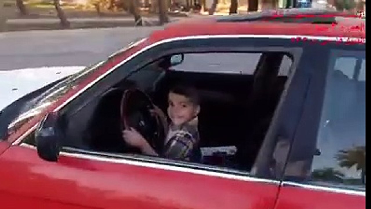 il a 5 ans et il s 'est deja faire des propuls et drifté !!!!