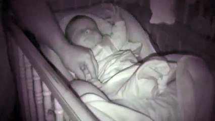 Ils braquent leur caméra sur leur bébé en plein sommeil et voient quelque chose qui les fait tordre de rire !