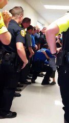 Les collègues de son père décédé lui font une surprise pour la rentrée des classes