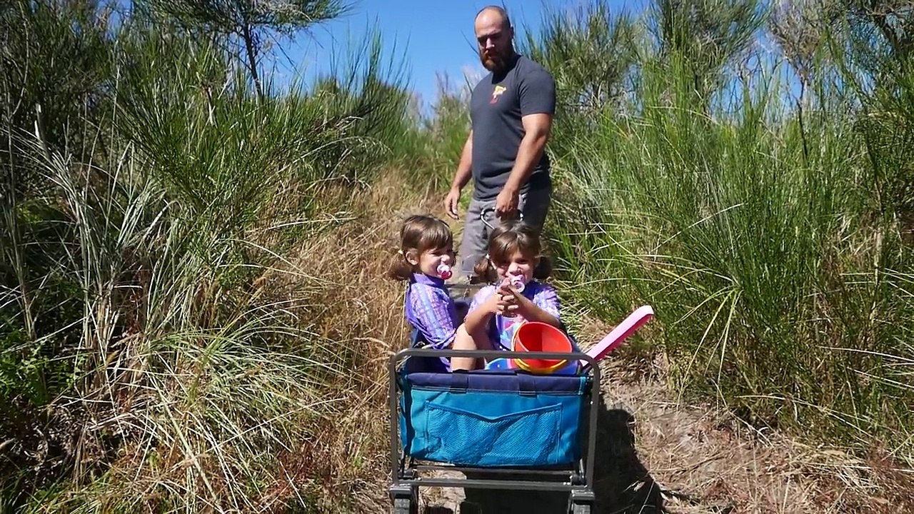 Bad Baby Twins - Kate and Lilly Summer Vacation in Real Life, Dad Buried Alive at Tropical Island